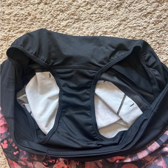 Lululemon Speed Up Shorts 2.5” Size 6 - Picture 4 of 6